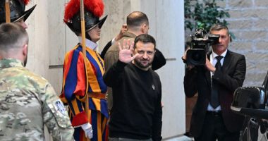 Vatikan/ Zelensky i dhuroi Papa Françeskut një pikturë kushtuar “Masakrës në Bucha”