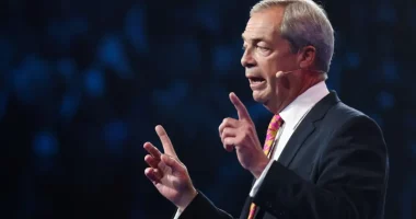 Nigel Farage: Premtoj të bëj gjithçka për të kapërcyer “hendekun” mes administratës së Trump dhe Britanisë