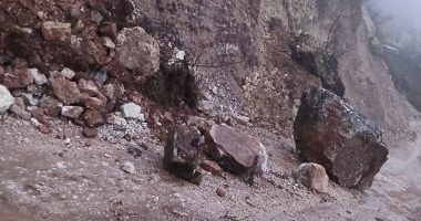 Rrëshqitje gurësh dhe dherash si pasojë e motit të keq, bllokohet rruga që lidh fshatin Probat me Elbasanin