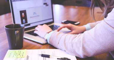 Një e katërta e të rinjve evropianë janë të punësuar gjatë shkollimit të tyre