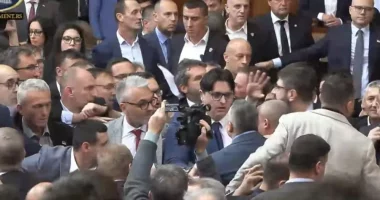 VIDEO/ Sherr dhe përplasje mes deputetëve në parlamentin serb