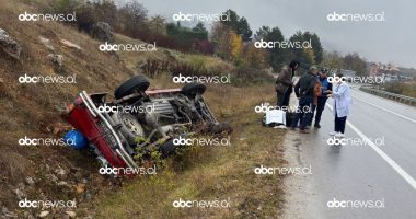 Makina del nga rruga, dy të lënduar në Bilisht