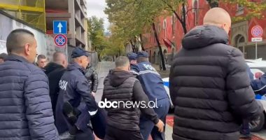 Protesta para bashkisë, polici në gjendje të fikëti, dërgohet në spital