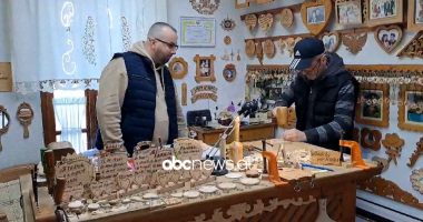 Babë e bir, artizanë/ Gjirokastër, historia e zdrukthtarit që zanatin ia trashëgoi dhe djalit