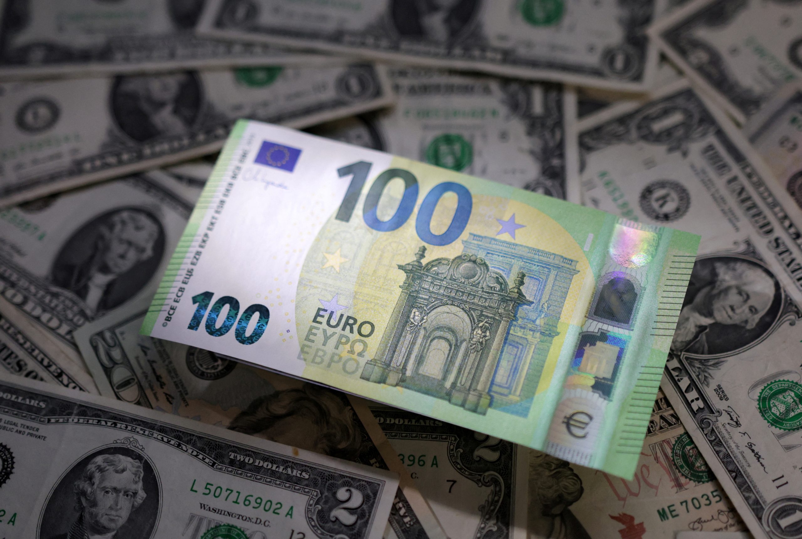 Euro bie në nivelin më të ulët të dy viteve kundrejt dollarit