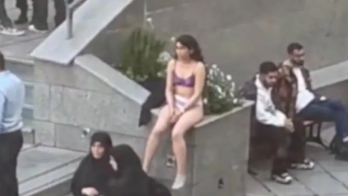 U zhvesh në shenjë proteste kundër kodit të veshjes, arrestohet studentja iraniane