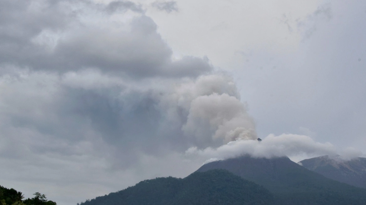 VIDEO/ Shpërthen vullkani në Indonezi, të paktën 9 të vdekur