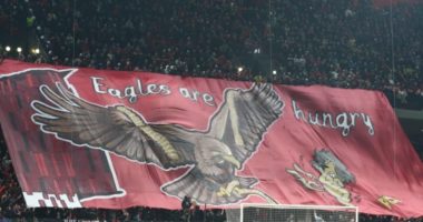 VIDEO/“Shqiponjat janë të uritura”, “TKZ” dhuron spektakël me banderolën gjigante