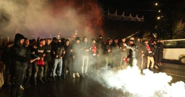 VIDEO/ Tifozët “ndezin” Tiranën, nisen drejt “Air Albania” me këngë e flakadane