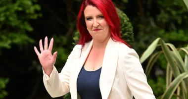 Dorëhiqet Sekretarja britanike e Transporteve, ishte dënuar 10 vjet më parë