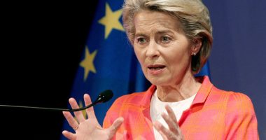 Ursula von der Leyen i shpëton jetën një pasagjeri në një avion për në Bruksel