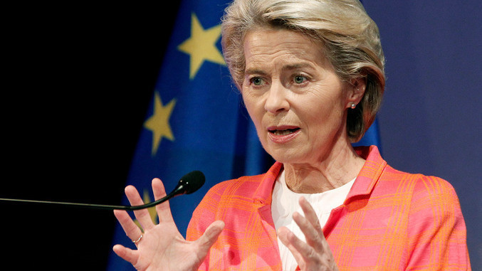 Ursula von der Leyen i shpëton jetën një pasagjeri në një avion për në Bruksel