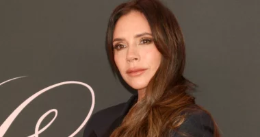 Victoria Beckham zbulon arsyen pse nuk buzëqesh kurrë në foto