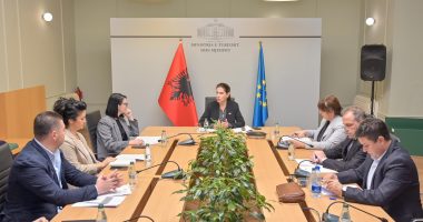 Rregullat e reja për sezonin veror 2025/ Kumbaro: Prioritet plazhet publike, bashkitë riorganizojnë dhe menaxhojnë hapësirat