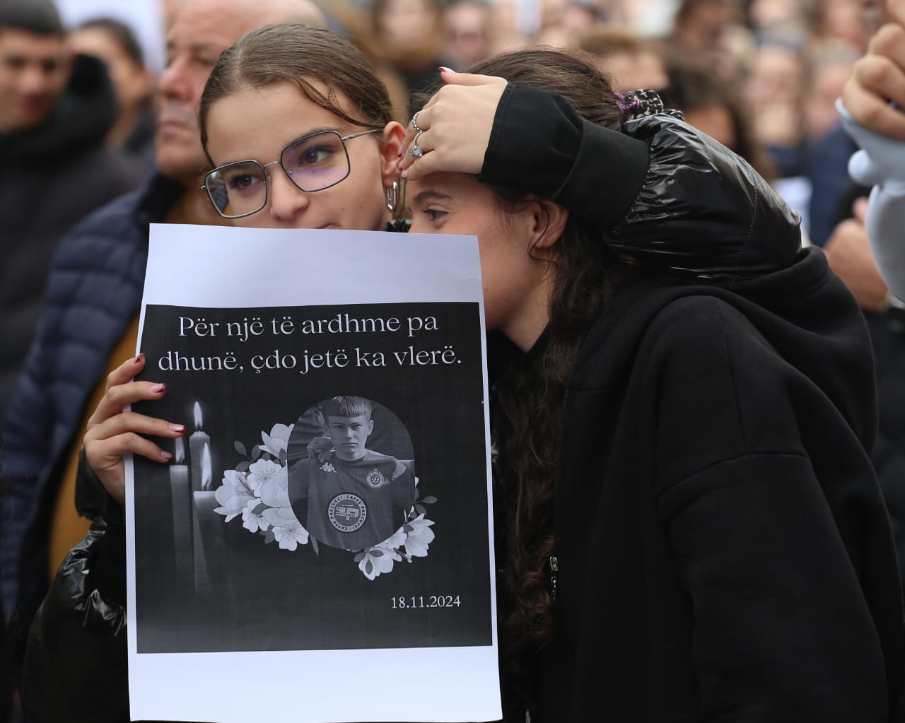 “Martini ishte i mbushur me ëndrra dhe jetë, ja morën të dyja”, lexohet në protestë mesazhi i nënës së 14-vjeçarit