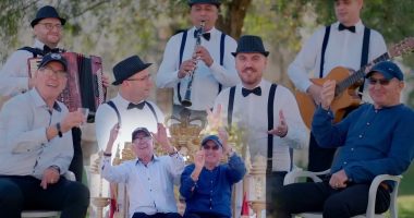 “Do martojmë Malon”, parodia hit e estradës së Fierit bën bashkë Parodistët e Vlorës me këngëtarët