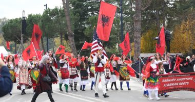 Pavarësia, Tirana vishet kuq e zi/ Parada e Shqiptarëve, mblidhen shqiptarë nga të gjithë trevat