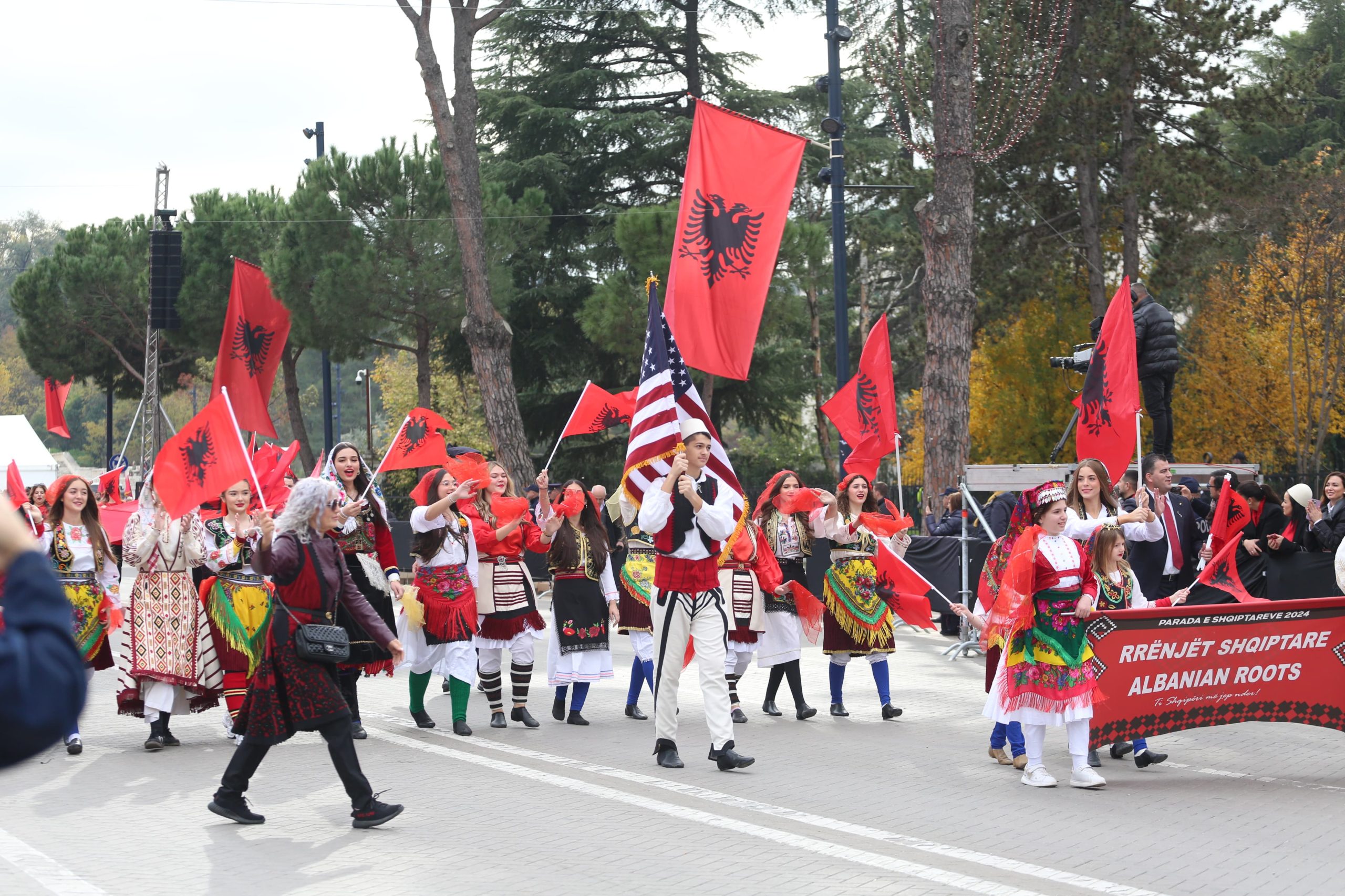 Pavarësia, Tirana vishet kuq e zi/ Parada e Shqiptarëve, mblidhen shqiptarë nga të gjithë trevat