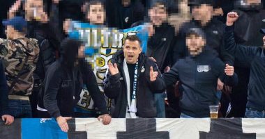 Abrashi në versionin ultras/ Mesfushori i Kombëtares e ndjek ndeshjen te tifozët