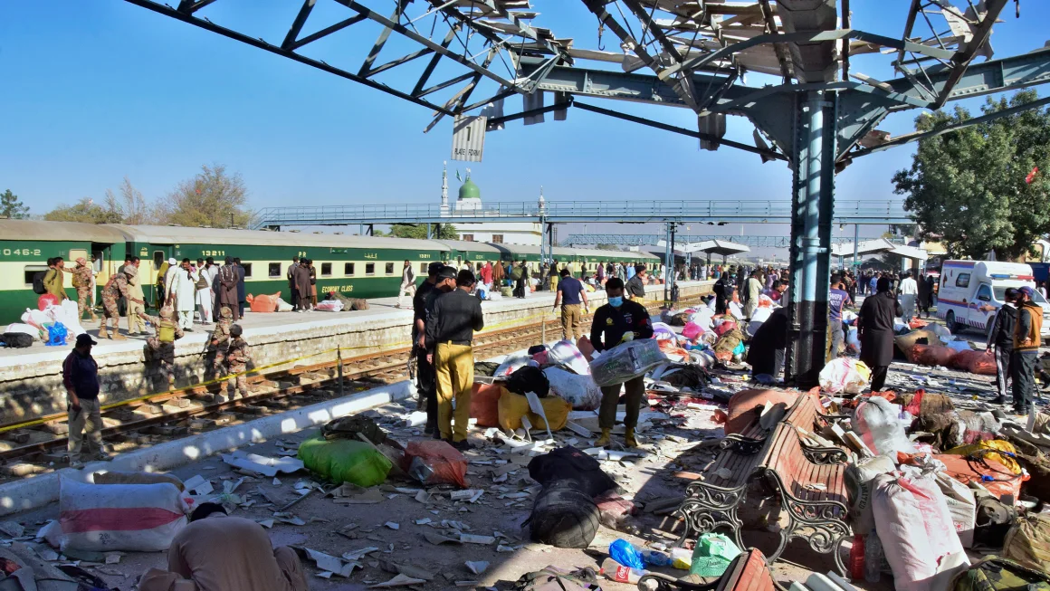 Sulm me bombë në një stacion hekurudhor në Pakistan, 24 të vrarë dhe dhjetëra të plagosur