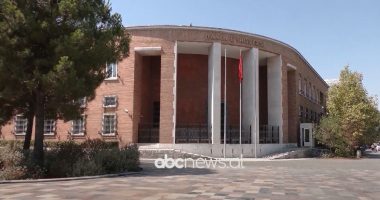 Shqiptarët në “dashuri” me kartat/ Rritet numri i shqiptarëve që ulin pagesat me cash