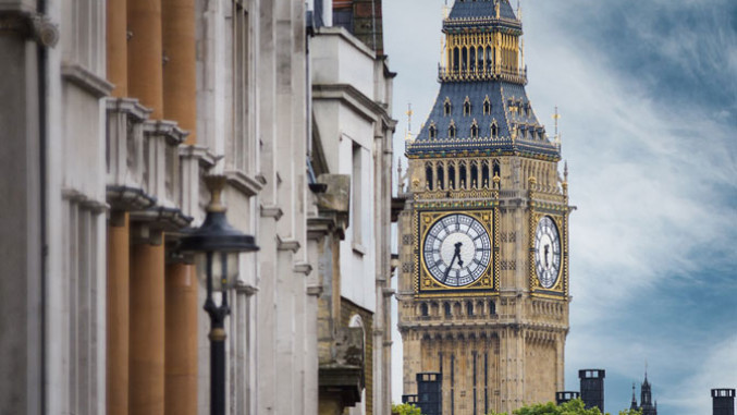 Reshjet e dendura të borës “pushtojnë” Britaninë, mbyllen rreth 200 shkolla