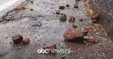 VIDEO/ Reshjet e shiut, rënie gurësh në aksin rrugor Skuraj-Burrel