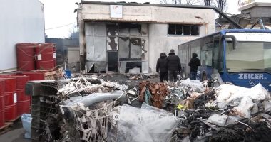 Një ditë pas zjarrit/ Laç, çfarë mbeti pas flakëve në fabrikën e këpucëve