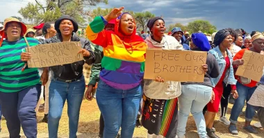 Afrikë/ Autoritetet ‘ndëshkuan’ minatorët e paligjshëm, vullnetarët hynë në minierën e arit për t’i ndihmuar