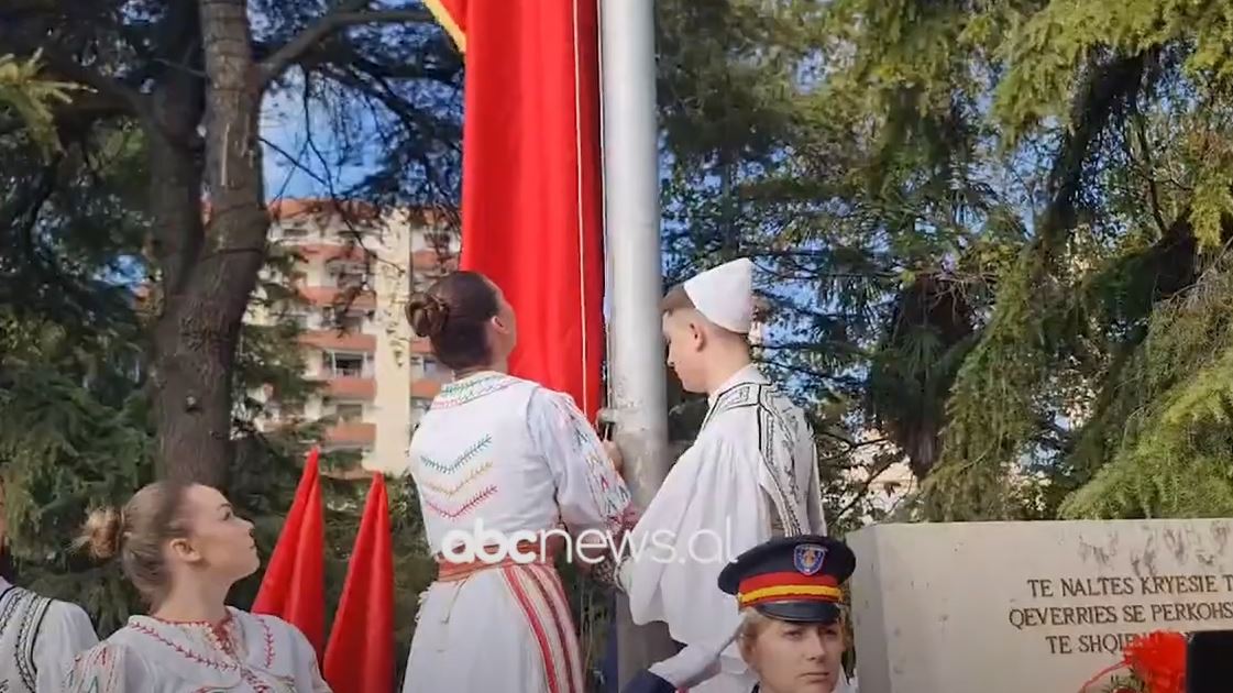 28 Nëntori/ Emocione edhe në Fier, nisin festimet me ngritjen simbolike të flamurit kombëtar