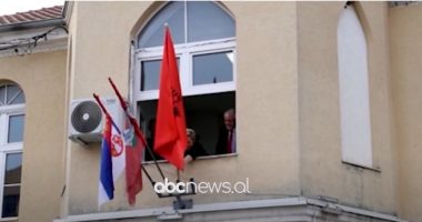 Flamuri shqiptar ngrihet në Preshevë/ Festohet pavarësia, iniciativë e ambasadës shqiptare