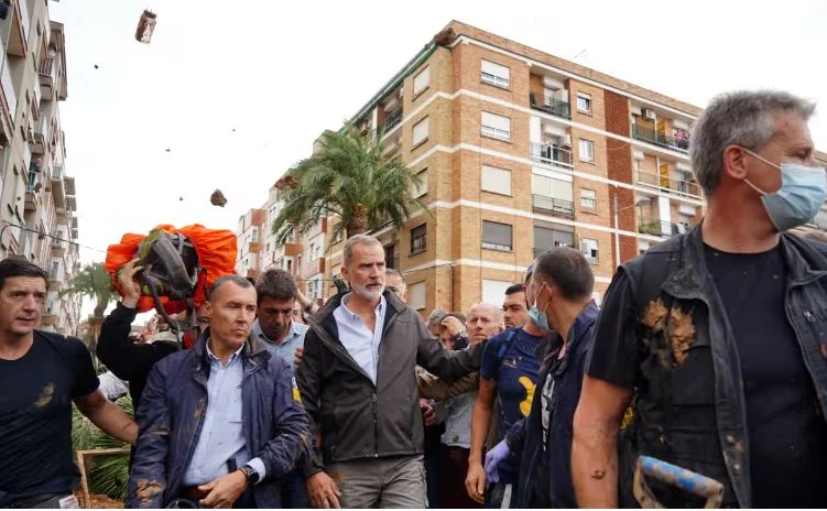 “Vrasës”/ Mbreti spanjoll viziton zonat e prekura nga përmbytjet, protestuesit hedhin baltë ndaj tij