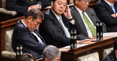 VIDEO/ Momenti viral, kryeministrin e Japonisë e zë gjumi gjatë rizgjedhjes së tij