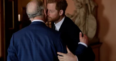 Arsyet pse Mbreti Karli III nuk u takua me Harry-n në Londër, si janë marrëdhëniet brenda familjes mbretërore