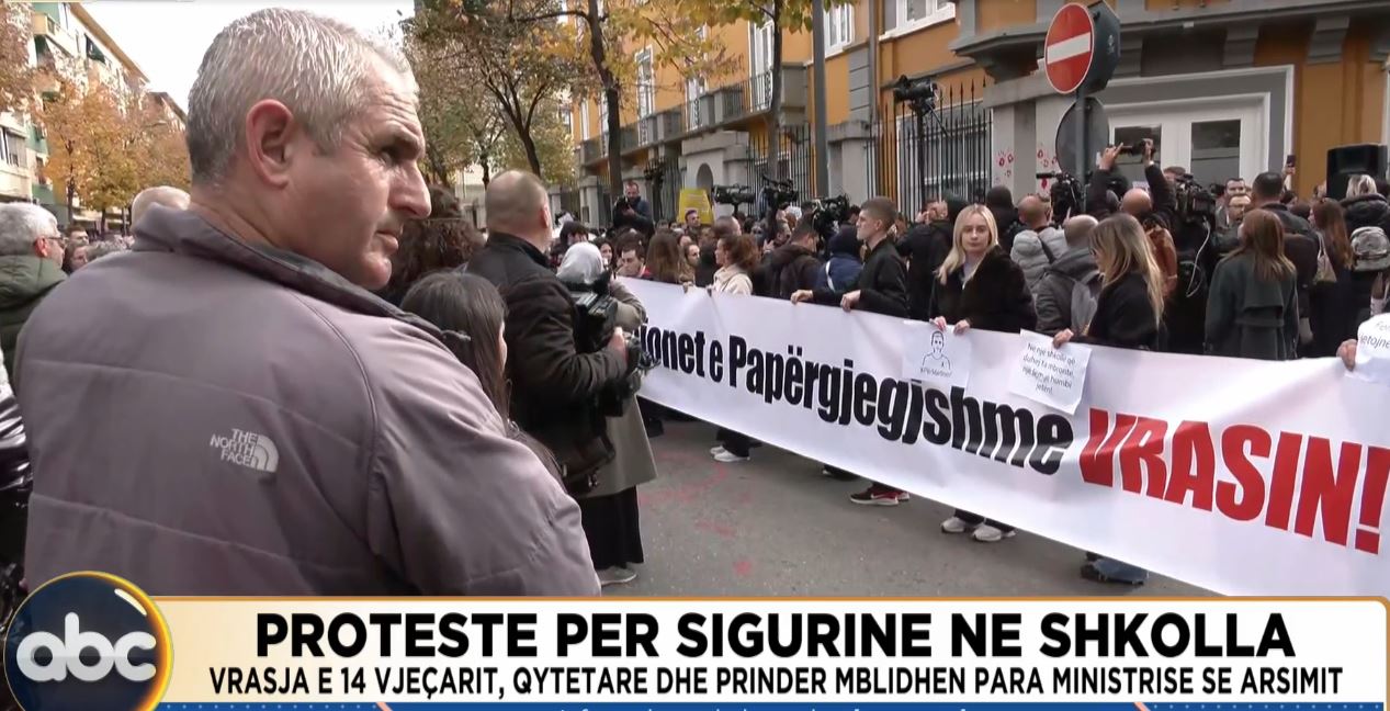 Protestë për sigurinë në shkolla/ Vrasja e 14-vjeçarit, qytetarë dhe prindër mblidhen para Ministrisë së Arsimit