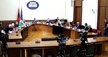 “Je gati të flijohesh për Berishën!”, Përplasje mes Koçit dhe Vokshit në Komisionin Hetimor të Sterilizimit