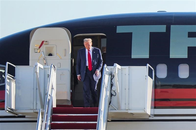 Trump mbërrin në Uashington përpara takimit me Biden