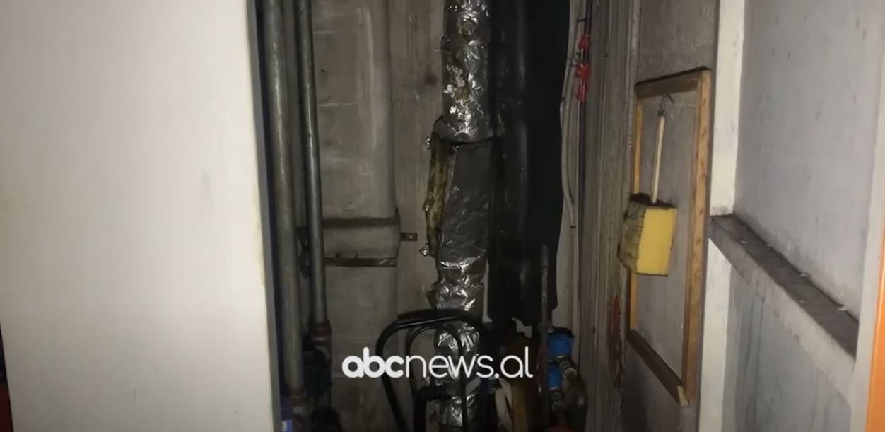 VIDEO/ Digjen matësat e ujit në një pallat në Korçë, banorët dalin jashtë për shkak të tymit