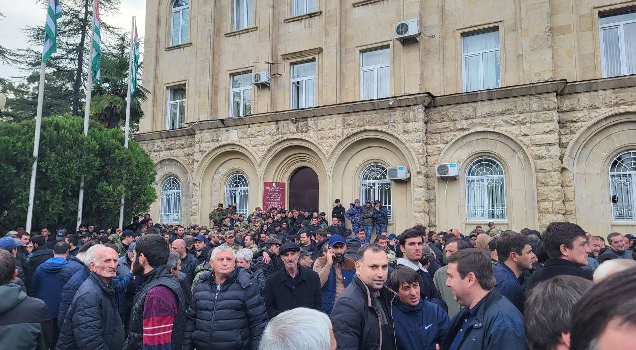 Kundër një marrëveshjeje me Rusinë, protestuesit ‘mësyjnë’ në parlamentin e Gjeorgjisë