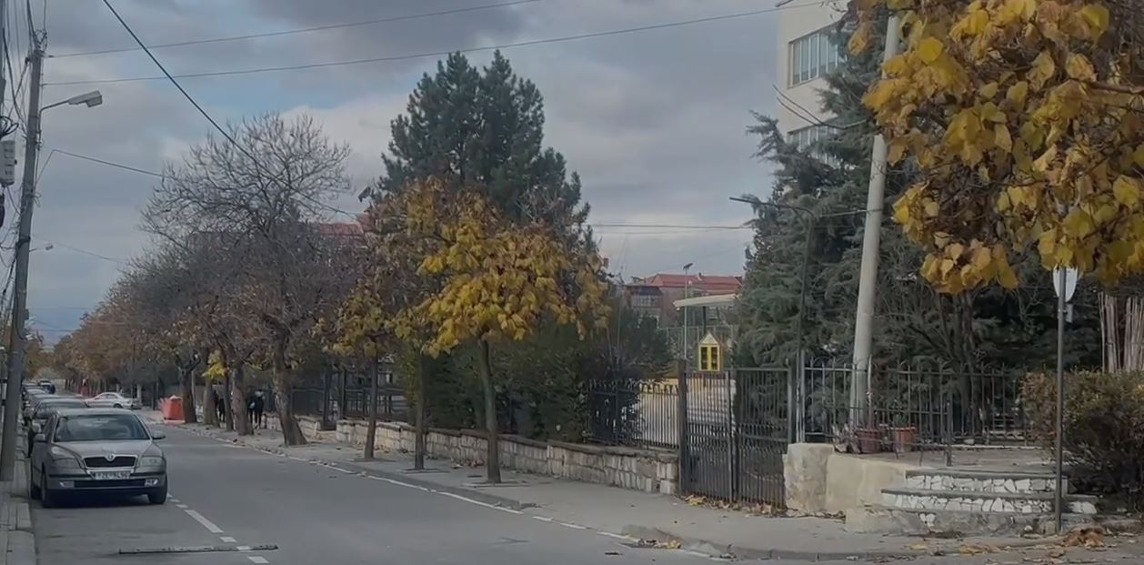 Plagosja me thikë e 16 vjeçarit në Korçë, arrestohen dy të përfshirë. Personi që e qëlloi i dënuar për plagosje