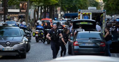 Alarm në Paris/ Pronari i restorantit mban peng punëtorët e tij