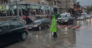 Reshje të dendura dhe erë e fortë, policia apel shoferëve: Tregoni kujdes