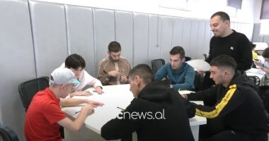 Me aftësi ndryshe… por të veçanta/ I riu me spektrin e autizmit, i punësuar në qendrën për personat me aftësi të kufizuara