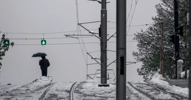 Stuhi dhe borë në Serbi, të paktën 10 mijë shtëpi mbeten pa energji elektrike