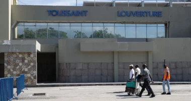 Qëllohet me armë zjarri drejt një avioni që po ulej në Haiti, lëndohet një person