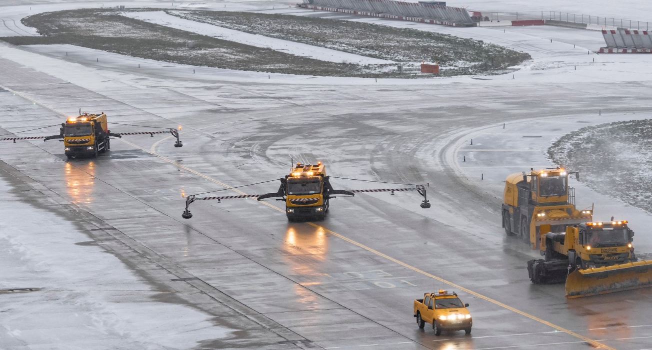 Stuhi bore në Francë, anulime fluturimesh e vonesa në aeroporte