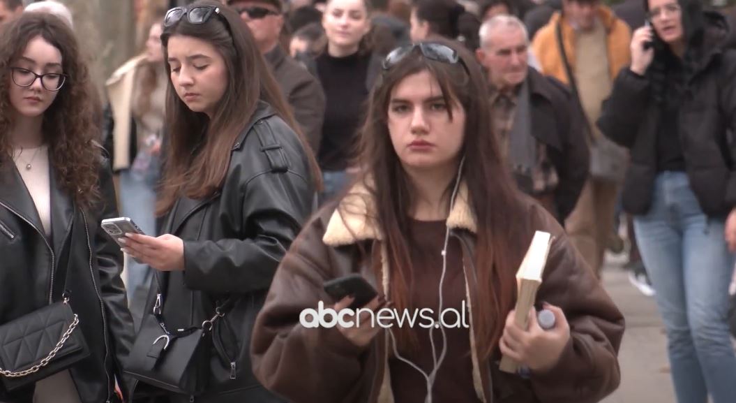 Debati për TikTok/ Prindërit, pro dhe kundër mbylljes së rrjetit social