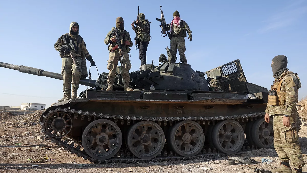 Rebelët islamikë pushtojnë qytetin strategjik në Siri
