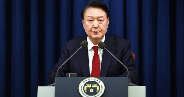 Vendosja e ligjit ushtarak, autoritetet kërkojnë urdhër arresti për presidentin Yoon Suk Yeol