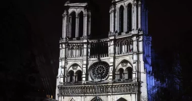 Rihapet Notre-Dame/ Në ceremoni do marrin pjese mbi 40 liderë botërorë